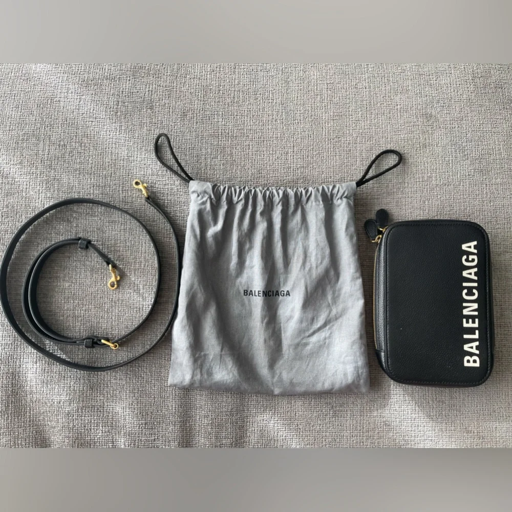 Authentic Balenciaga body bag - Picture 4 of 15